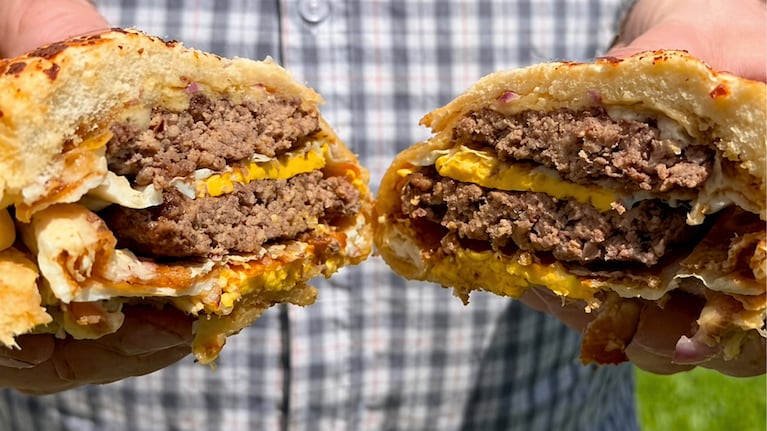 Hamburguesa de panceta y huevo, envuelta en provolone, por Alejandro Acland. Foto: Instagram