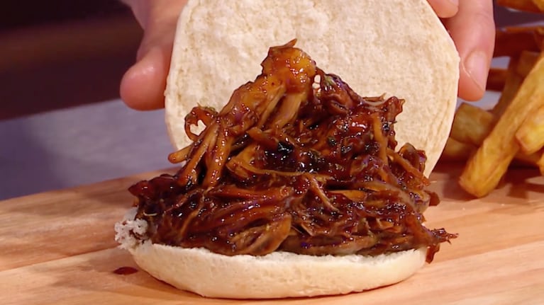 Hamburguesa de pulled pork, un clásico estadounidense. Foto: Cucinare TV