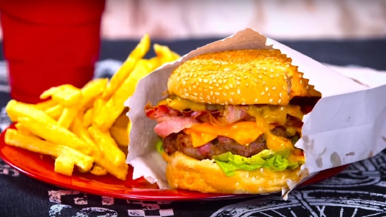 Hamburguesa gigante rellena de queso: ¡Seguí esta receta bomba!