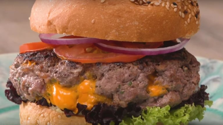 Hamburguesa rellena con queso cheddar: la receta preferida de los chicos