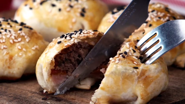 Hamburguesas envueltas en masa de pan: receta ideal para comer con amigos