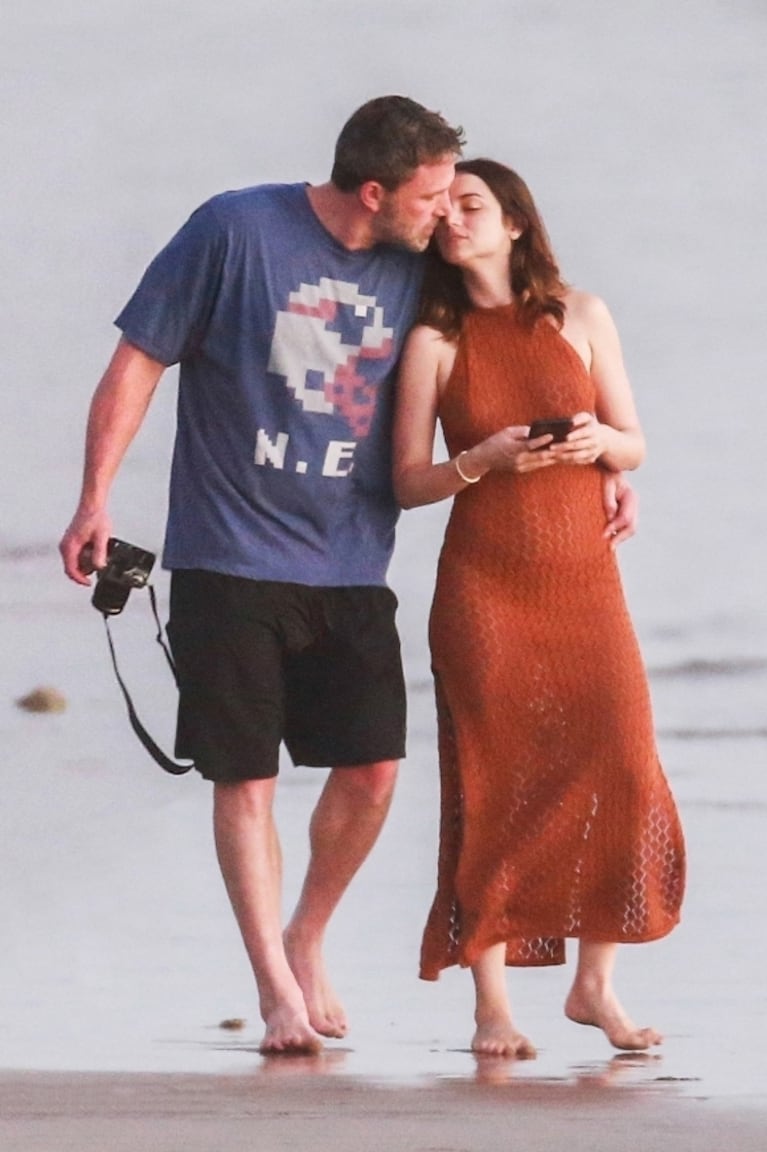 ¡Hay amor! Ben Affleck y Ana de Armas, enamorados y a los besos en las playas de Costa Rica