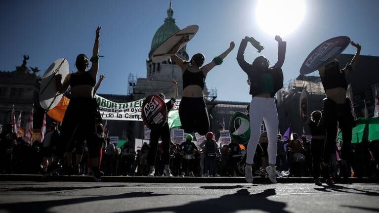 Hay cortes por las movilizaciones a favor y en contra del aborto por el debate en el Senado