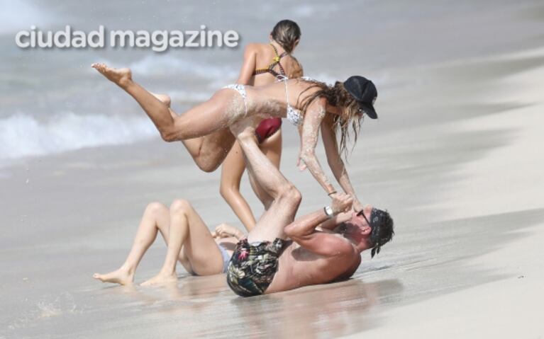 Heidi Klum impactó en las playas de St. Barth: juegos pícaros con un amigo ¡y súper lomazo a los 44!