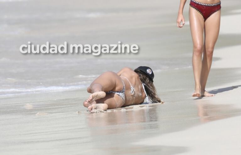 Heidi Klum impactó en las playas de St. Barth: juegos pícaros con un amigo ¡y súper lomazo a los 44!