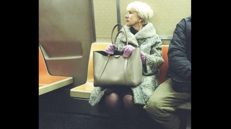 Helen Mirren en el subte de Nueva York. (Foto: Twitter)
