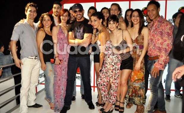 Hernán Piquín y su elenco. (Foto: Jennifer Rubio-Ciudad.com)