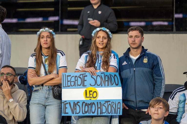 Hinchas con un mensaje para Lionel Messi (Foto: RS Fotos)