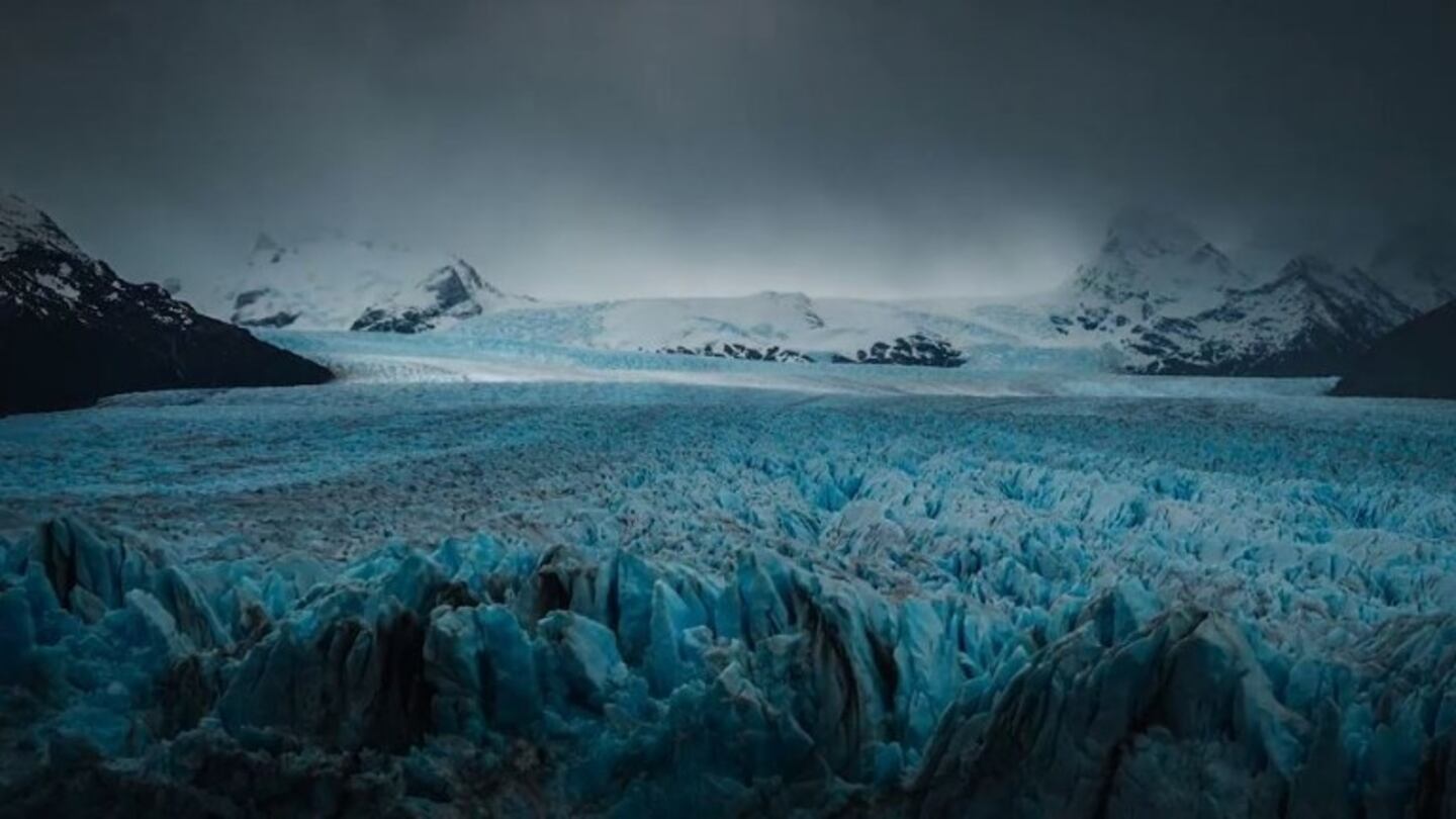 Hipnotizantes imágenes en time-lapse de una formación de nubes sobre un enorme glaciar