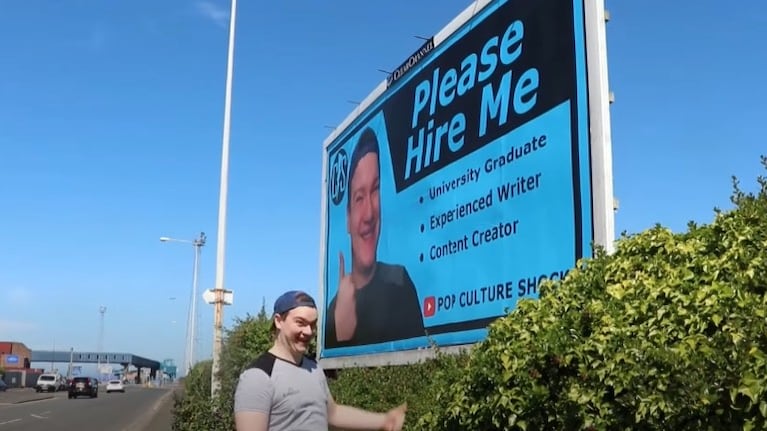Hombre de 24 años invierte en una valla publicitaria para encontrar trabajo