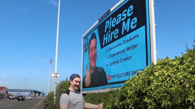 Hombre de 24 años invierte en una valla publicitaria para encontrar trabajo