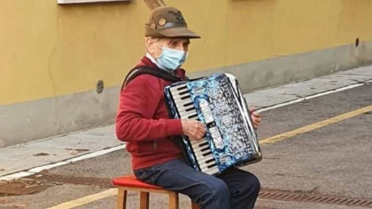 Hombre de 81 años toca el acordeón frente al hospital donde está internada su mujer por coronavirus