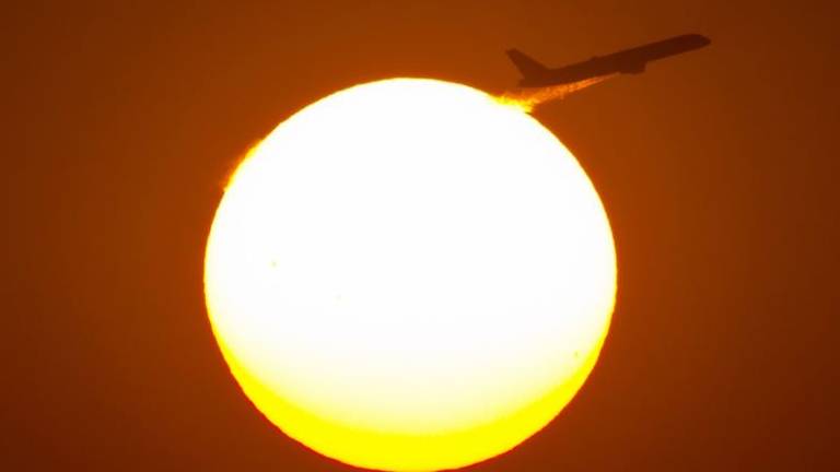 Hombre logra captar el espectacular instante en que un avión “atraviesa” el sol
