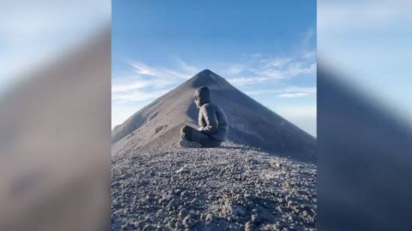 Hombre registra cuando un volcán entra en erupción mientras meditaba