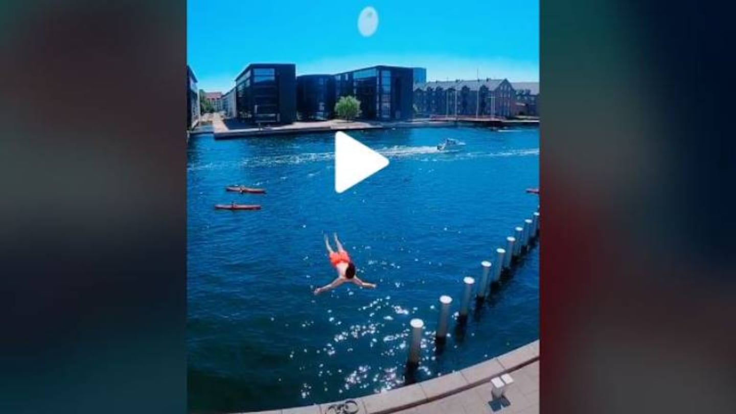 Hombre salta desde edificio al agua y arriesga su vida