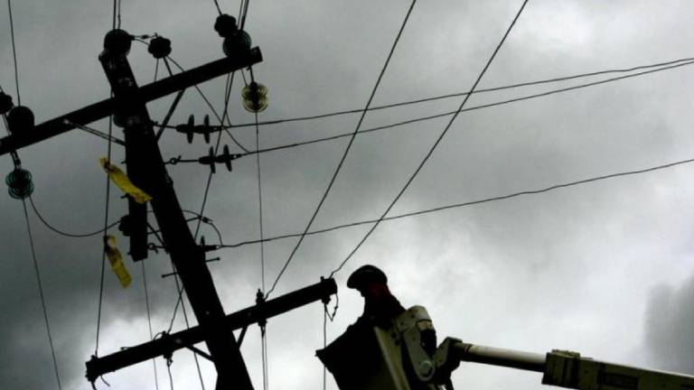 Hombre sube a un poste de energía para hacer abdominales y causa apagón