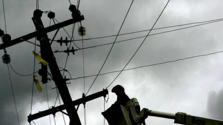 Hombre sube a un poste de energía para hacer abdominales y causa apagón