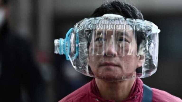 Hombres botella: las máscaras y protecciones más bizarras frente al coronavirus