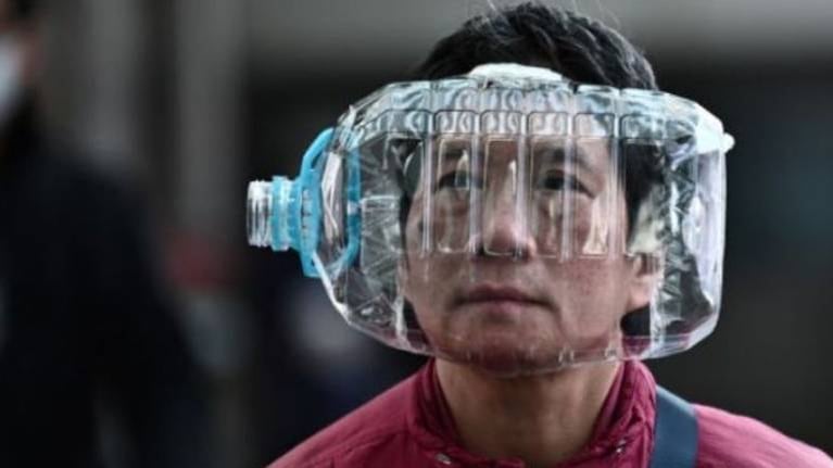 Hombres botella: las máscaras y protecciones más bizarras frente al coronavirus