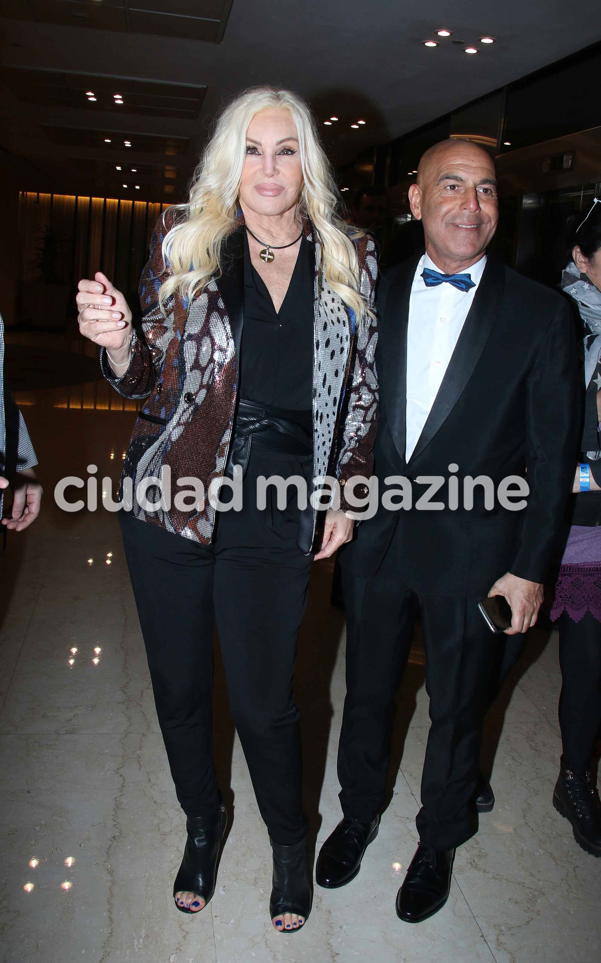 ¡Homenaje a Sandro! El show de Cristian Castro: invitados VIP, mimos en la platea ¡y un escatológico gesto del cantante! (Fotos: Movilpress)