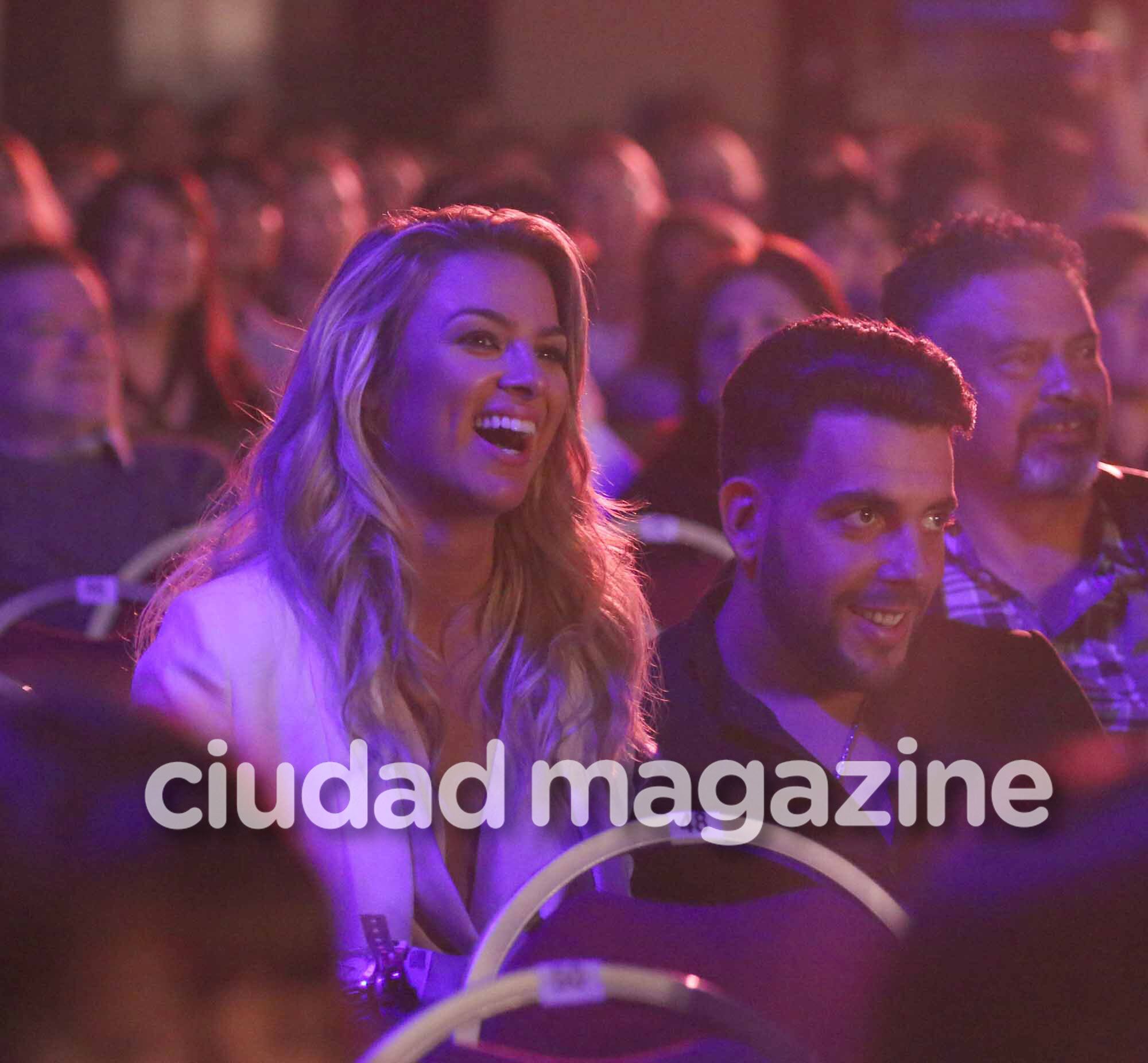 ¡Homenaje a Sandro! El show de Cristian Castro: invitados VIP, mimos en la platea ¡y un escatológico gesto del cantante! (Fotos: Movilpress)
