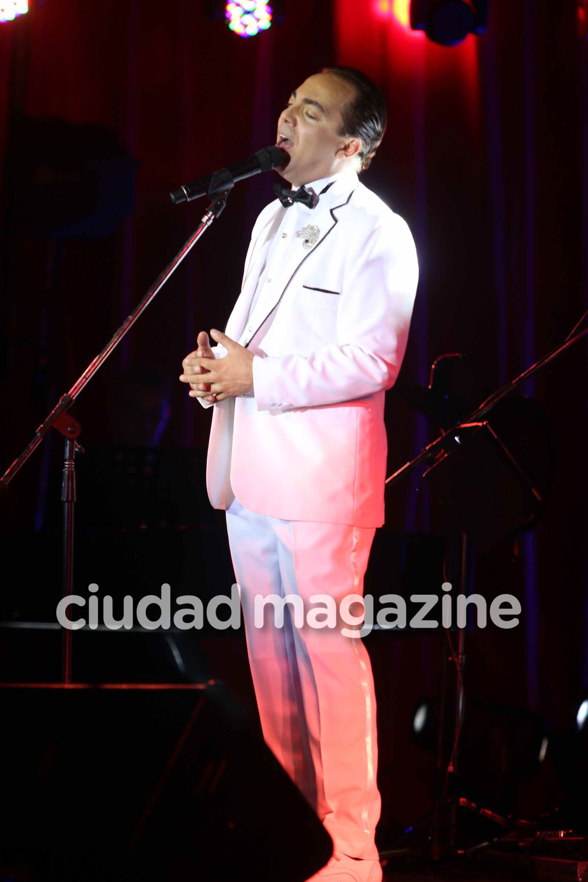 ¡Homenaje a Sandro! El show de Cristian Castro: invitados VIP, mimos en la platea ¡y un escatológico gesto del cantante! (Fotos: Movilpress)