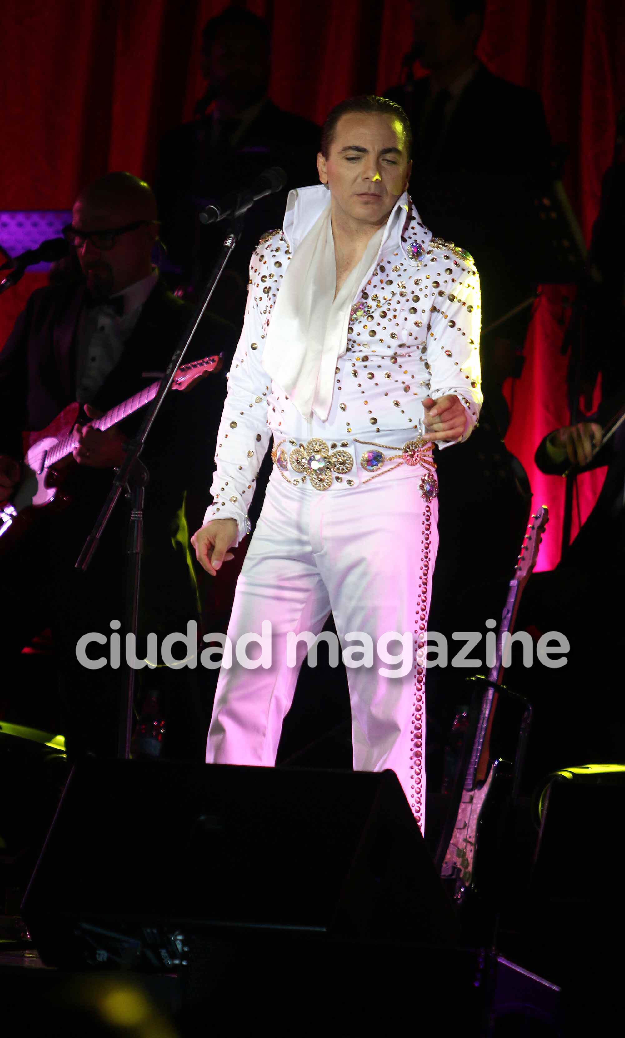 ¡Homenaje a Sandro! El show de Cristian Castro: invitados VIP, mimos en la platea ¡y un escatológico gesto del cantante! (Fotos: Movilpress)
