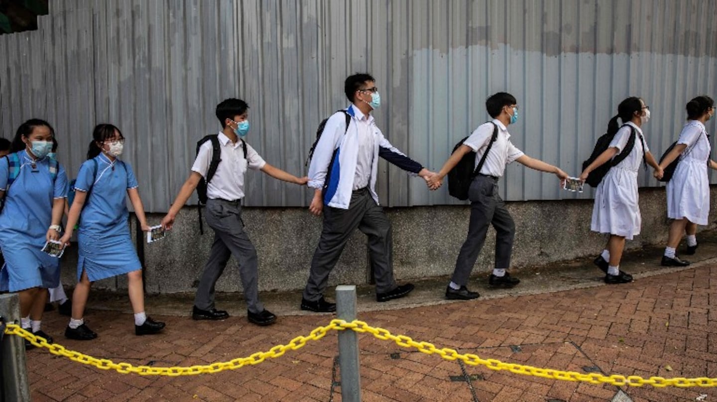 Hong Kong suspende clases presenciales ante el aumento de los contagios de coronavirus. Foto: New York Times.