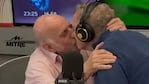 Horacio Pagani cumplió su apuesta y besó a Marcelo Bonelli en vivo. Credito: Captura