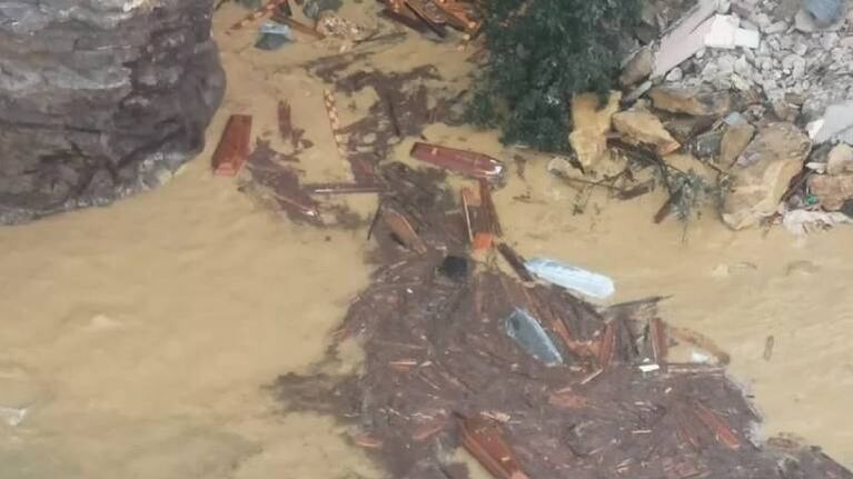 Horror en Italia: Decenas de ataúdes flotando en el mar por el derrumbe de un cementerio