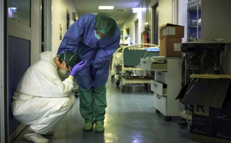 Horror en Italia: una enfermera se suicidó dentro del sanatorio donde trabajaba y otra se arrojó al mar