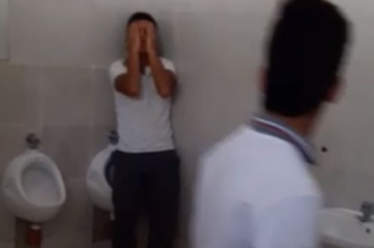 Horror en un colegio: golpean a un chico en un baño mientras los filma un compañero