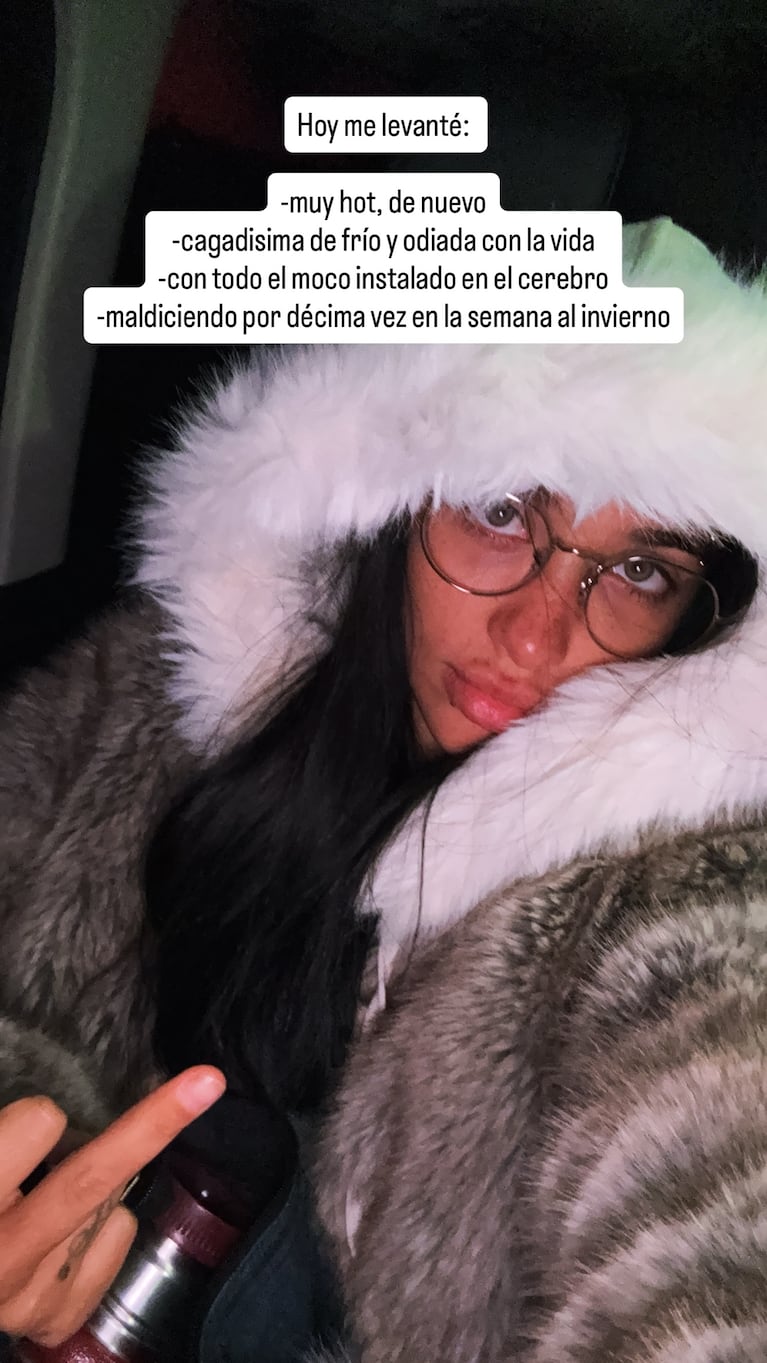 Hoy me levanté: -muy hot, de nuevo -cagadisima de frío y odiada con la vida -con todo el moco instalado en el cerebro -maldiciendo por décima vez en la semana al invierno". Crédito Instagram v