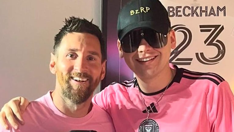 Bizarrap fue a ver a Leo Messi y las cámaras lo mostraron a cara descubierta: cómo es sin gorra ni lentes