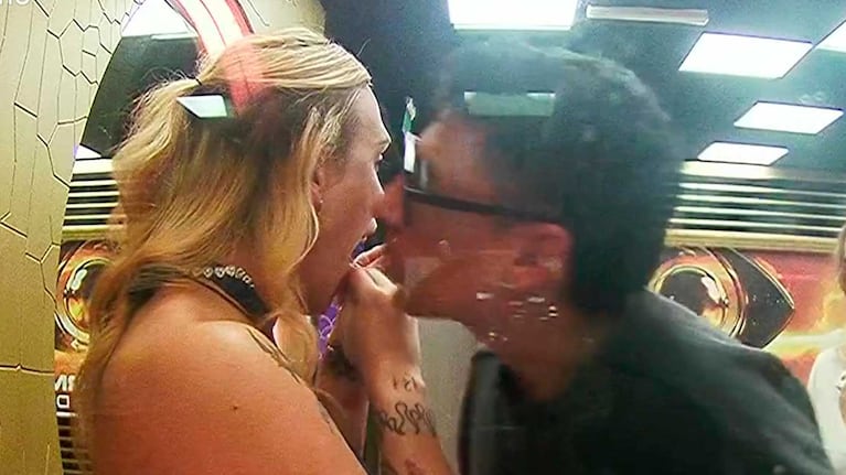 El apasionado beso de Danelik y Brian Sarmiento en la fiesta de Gran Hermano