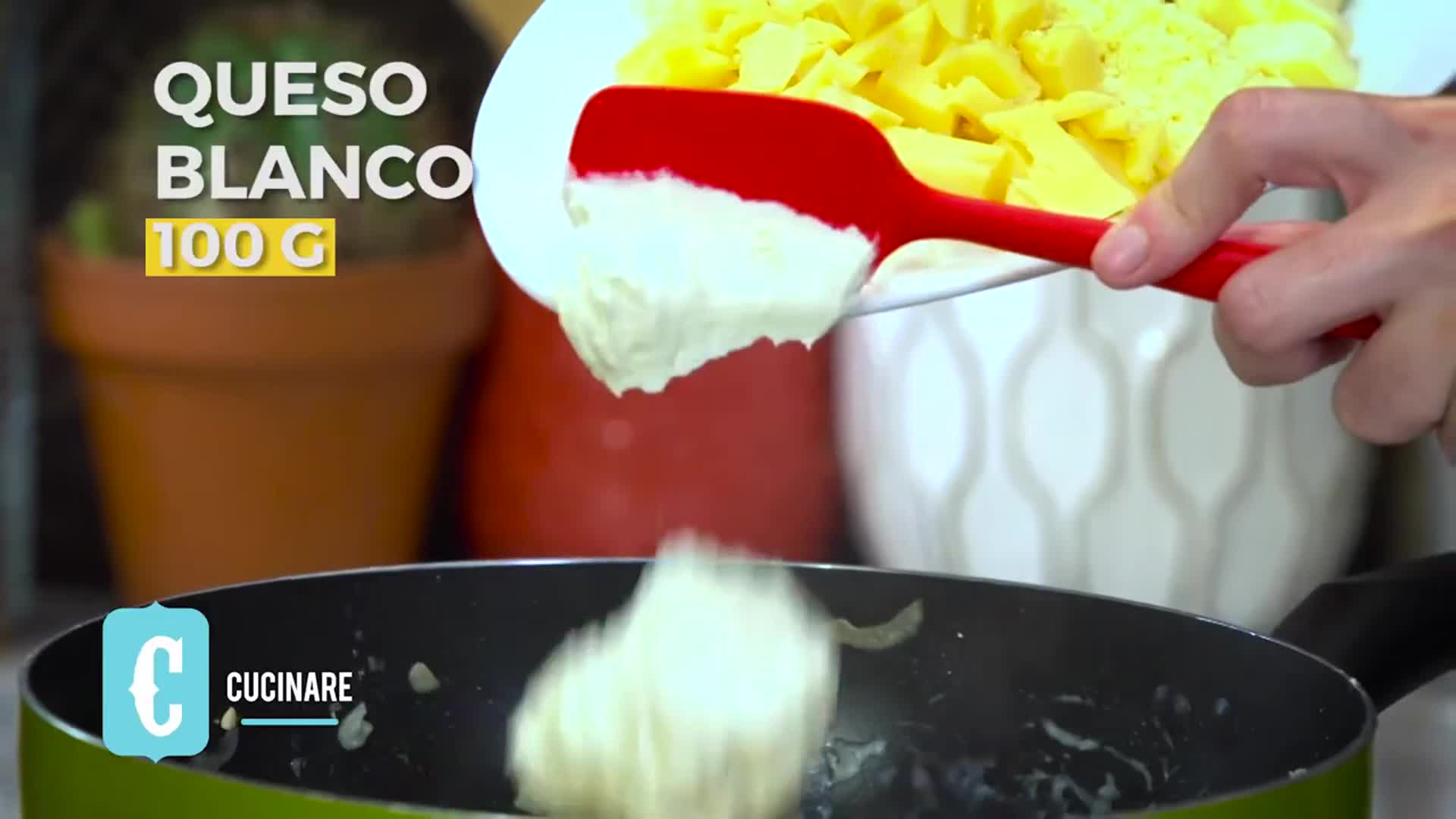 Pastel de papas, pollo, salsa blanca y quesos