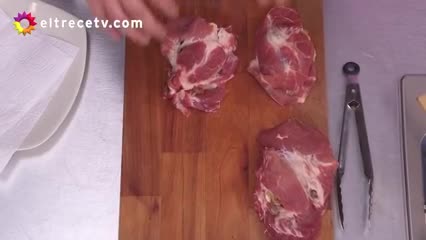 Milanesa de cerdo rellena con mandiocas fritas