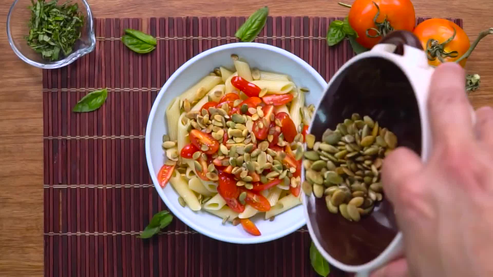 Pasta salad con albahaca y cherry