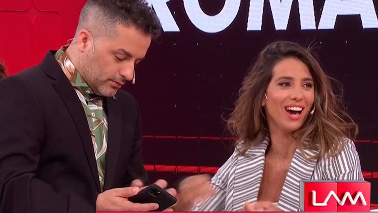 El divertido momento en que Ángel de Brito le revisó el celular a Cinthia Fernández en vivo