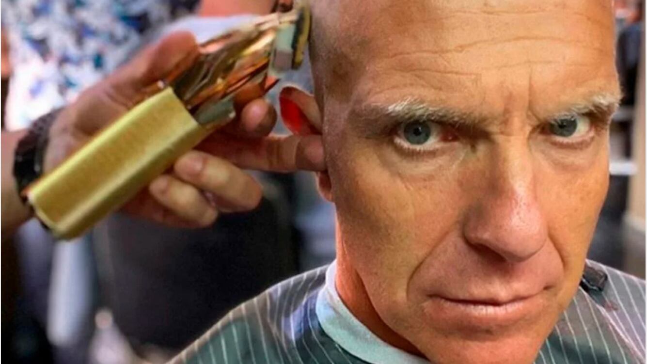 El corte de pelo de Fantino con fuego revolucionó las redes
