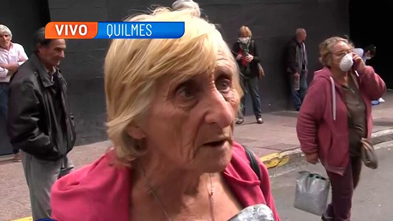 La bronca de una jubilada tras hacer una larguísima fila en el banco