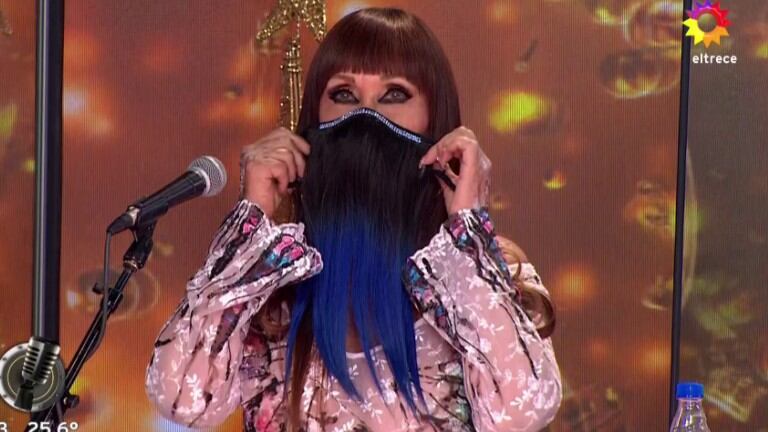 El particular barbijo que utilizó Moria Casán en el Cantando: "Me estoy permitiendo mi parte masculina y me dejé la barba"