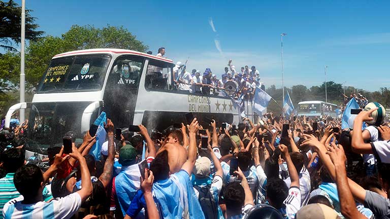 Dos hombres se lanzaron desde un puente sobre el micro que transportaba a la Selección Argentina