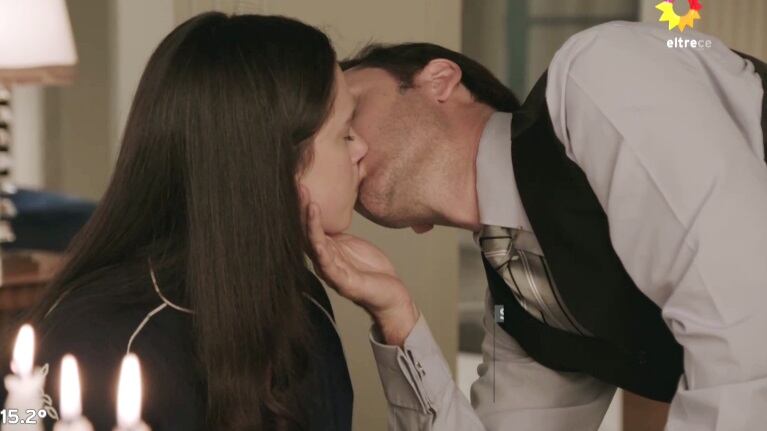 El beso de Benjamín Vicuña y Delfina Chaves en Argentina, tierra de amor y venganza