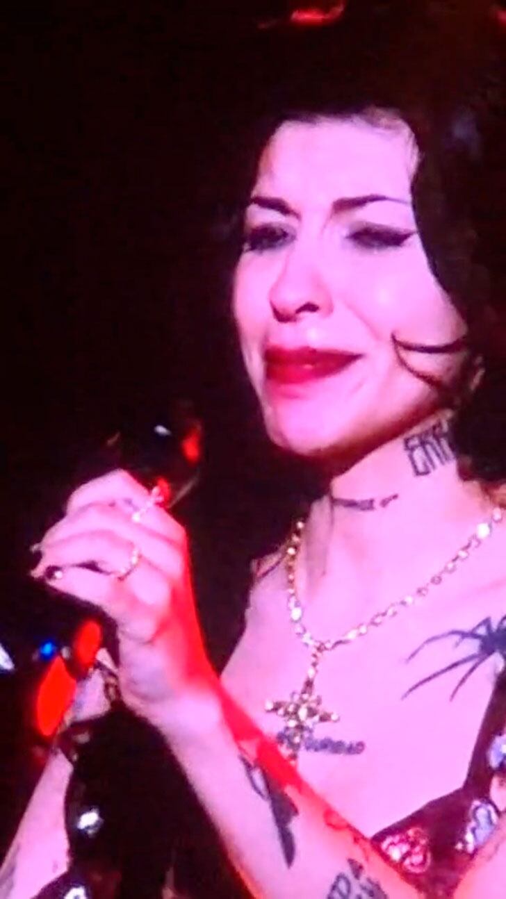 Cazzu no pudo contener las lágrimas al dedicarle una canción a su hija en pleno show