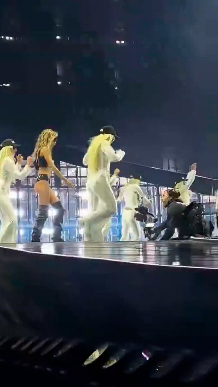 La tremenda caída de un camarógrafo de Tini Stoessel en pleno show