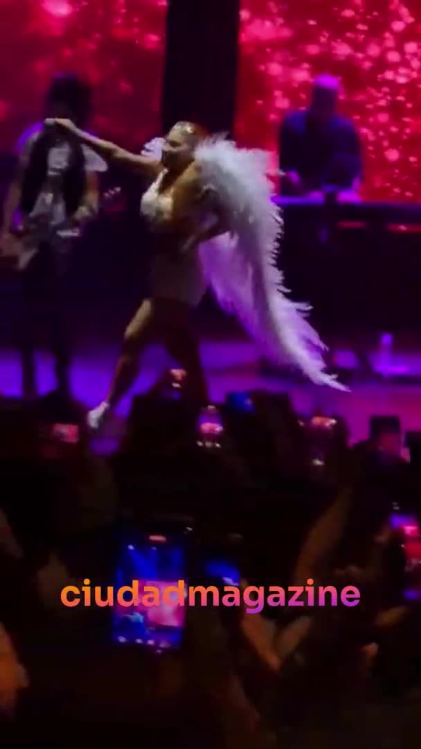 Lowrdez se resbaló en el escenario y dejó una icónica frase que emocionó a todos