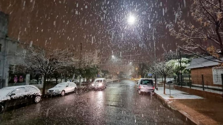 Llegó la nieve a Buenos Aires: las impactantes fotos y videos