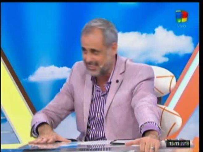 El look súper sexy de Vicky Xipolitakis en Intrusos: micro tanga... y beso sorpresa a Jorge Rial