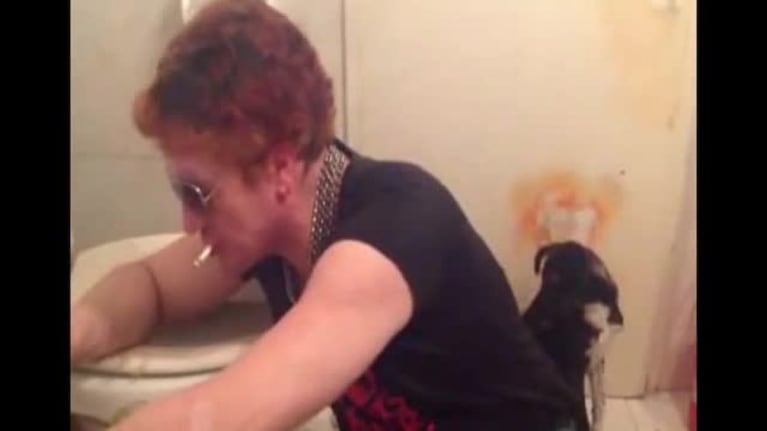 ¡Se fue a la m...! Pity Alvarez anunció sus shows haciéndose un trago con agua del inodoro